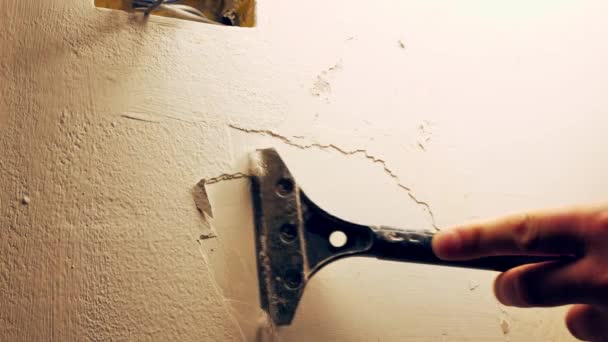 スクレーパーで壁から古い塗料を削除,クローズアップ — ストック動画