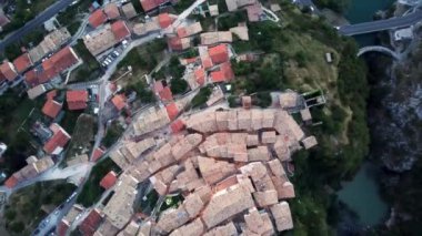 İtalya 'da küçük güzel bir kasabanın üzerinde pürüzsüz bir dikey dron.
