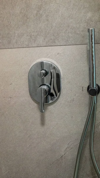 Chromovaná velká čtvercová sprchová hlavice, dešťová nálevka v koupelně, moderní design chromovaného sprchového kohoutku — Stock fotografie