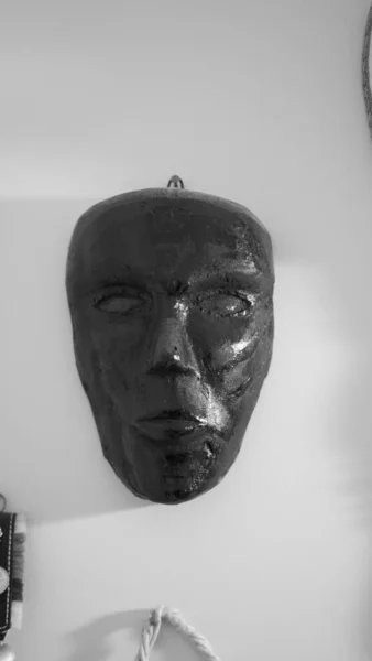 Černá Dřevěná Maska Šedém Pozadí Zavřít — Stock fotografie