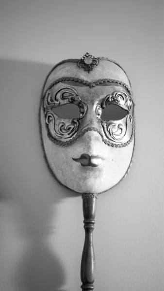 Venetiaans Masker Een Grijze Achtergrond Close — Stockfoto