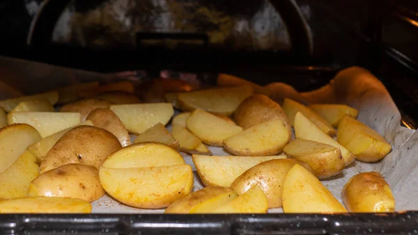 Aardappelen Worden Gebakken Oven Close — Stockfoto