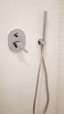 Krom büyük kare duş başlığı, banyoda yağmur bacası, modern krom duvarlı duş musluğu tasarımı.