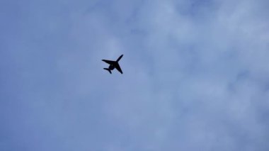 Mavi gökyüzüne karşı iz bırakan seyir irtifasındaki yolcu uçağı.