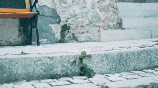 Foto en primera persona. Subiendo las escaleras en la antigua ciudad de Barrea, Ambruzzo Italia. Paseo turístico por antiguos pasillos y escaleras de piedra. Antiguas ruinas en la antigua ciudad — Vídeo de stock