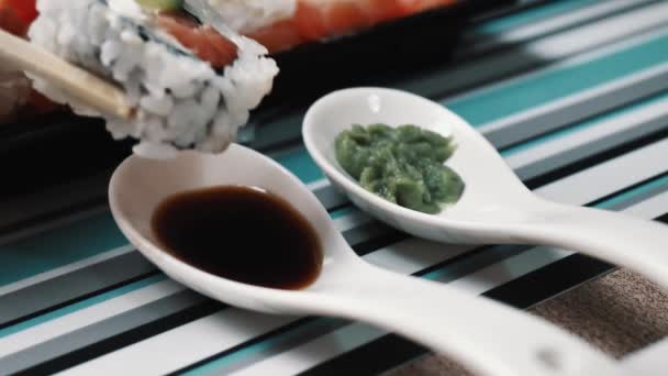 Wanita membasahi sushi dengan kecap. tutup — Stok Video