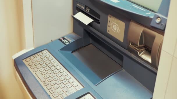 Отримання чеку про виконану операцію в банкоматі — стокове відео