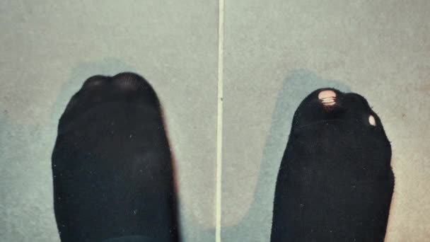 Egy férfi lyukas zokniban jött be. Egy férfi lyukas zoknikat rejteget. Férfi szakadt zokniban. — Stock videók