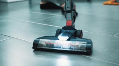 Elektrik süpürgesi. Gri fayanslar. Kapatın.