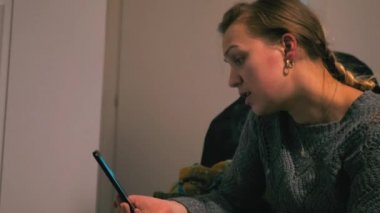 Video çağrısı, kız duygusal konuşuyor..