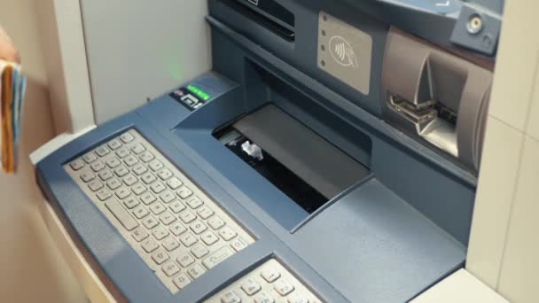 Žena zadává peníze do bankomatu, aby doplnila bankovní účet — Stock video