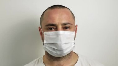 Adam tıbbi maskeden bıkmıştı.