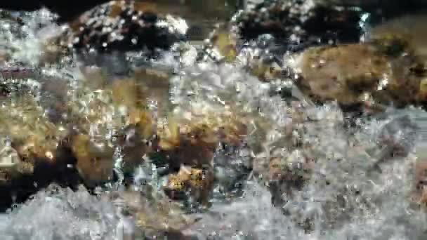 Defocus di un fiume di montagna, acqua corrente in un fiume di montagna e rocce — Video Stock