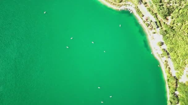 Воздушный беспилотник. Катание на катамаранах в ясный солнечный день. Весело на воде. Морской отдых — стоковое видео