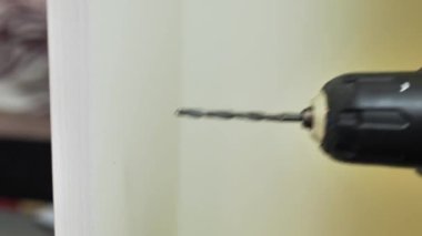 Tahta yonga mobilya yapma süreci. Kesme tahtaları. Kenarları hizala. Tahtada delikler açıyorum. Bir adam fabrikada mobilya yapıyor, yakın çekim. Ev yapımı mobilyalar