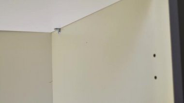 Giysiler için askıyı bağlıyorum. mobilya montaj