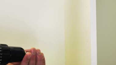 Tornavida, vidaları rafın desteğine vidalamak. evde mobilya montajı