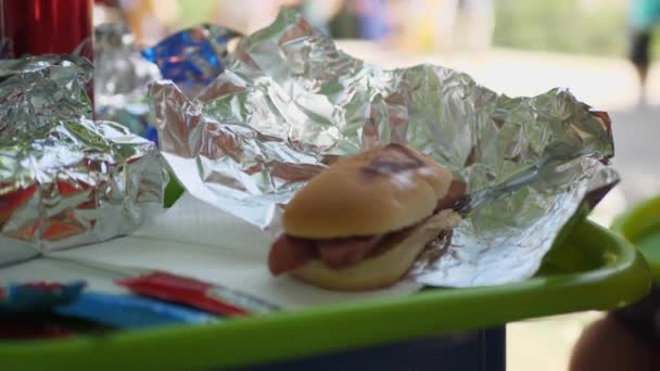 Gătit fast-food delicios, dar nesănătos, carne la grătar pentru burgeri, hot dog — Videoclip de stoc