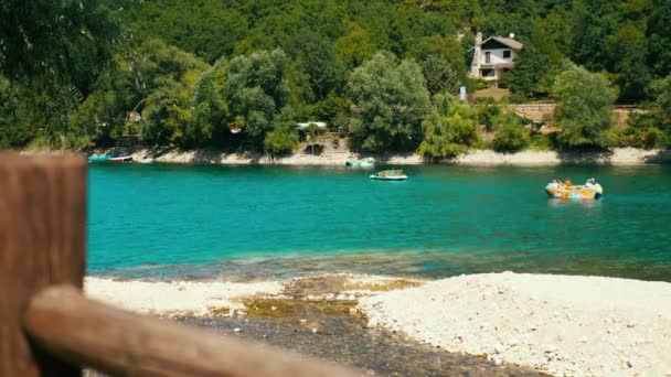 Menschen fahren an einem sonnigen Tag auf Katamaranen auf dem See. — Stockvideo