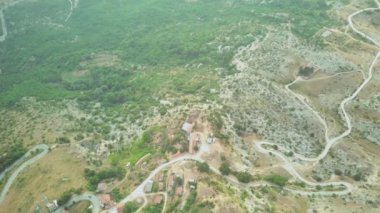 Dağ yolunun havadan görünüşü. 4k Panorama yılanı. Çam ve ağaç tepeleri. İnsansız hava aracı doğadaki güzel bir dokunun üzerinde uçuyor.