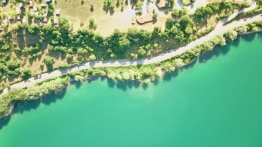 Göl ve karada, hava aracı atışı.