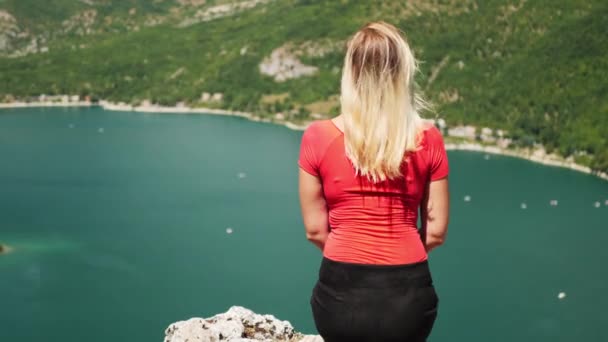 Женщина с высоты смотрит на озеро. Lake in the form of heart — стоковое видео