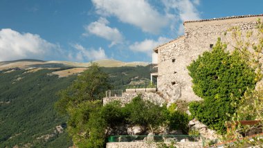 Abruzzo, İtalya 'nın Aquila ilindeki Villalago belediyesindeki dağların nefes kesici manzarası
