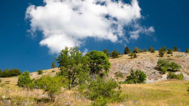 Abruzzo, İtalya 'nın Aquila ilindeki Villalago belediyesindeki dağların nefes kesici manzarası