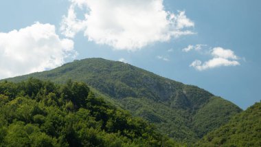 Abruzzo, İtalya 'nın Aquila ilindeki Villalago belediyesindeki dağların nefes kesici manzarası