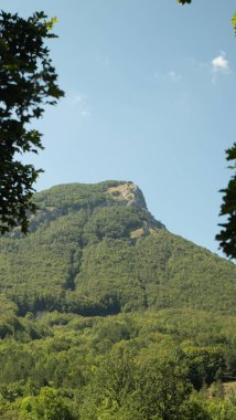 Abruzzo, İtalya 'nın Aquila ilindeki Villalago belediyesindeki dağların nefes kesici manzarası