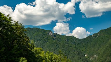 Abruzzo, İtalya 'nın Aquila ilindeki Villalago belediyesindeki dağların nefes kesici manzarası