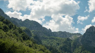 Abruzzo, İtalya 'nın Aquila ilindeki Villalago belediyesindeki dağların nefes kesici manzarası