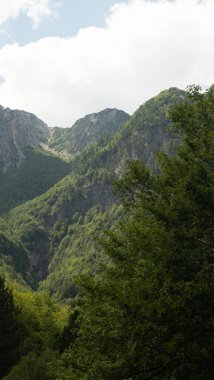 Abruzzo, İtalya 'nın Aquila ilindeki Villalago belediyesindeki dağların nefes kesici manzarası