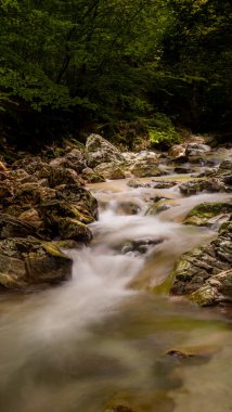 Abruzzo, İtalya 'nın Aquila ilindeki Villalago belediyesindeki dağların nefes kesici manzarası