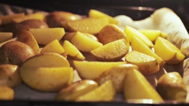 Baharatlı patatesler elektrikli fırında kızartılır. Lezzetli ev yemeği.