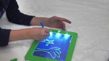 Evdeki dijital tablet bilgisayarda bir çocuğun sanatsal çizimi