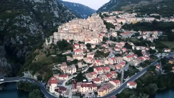 遠くの海の見える街の高台からの道。無人機による — ストック動画