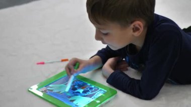 Çocuk hayal gücünü kullanıyor, akşam evde sanat yaratıyor, sanatçı olma hayalleri kuruyor - çocukluk hayali, hobi 4K görüntüsü konsepti