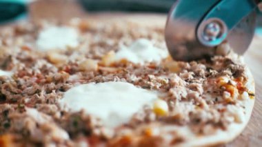 Ton balıklı taze pizza. Kapat.