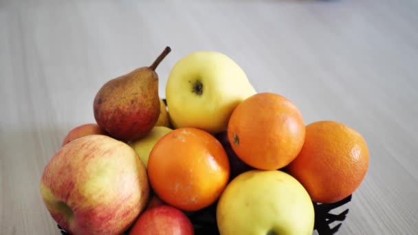 Homem leva uma maçã de uma tigela de frutas — Vídeo de Stock