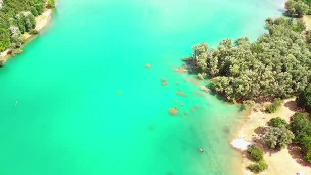 Vue aérienne des touristes en canoë ou kayak. Rempli de personnes ramant dans un lac à Ambruzzes — Video