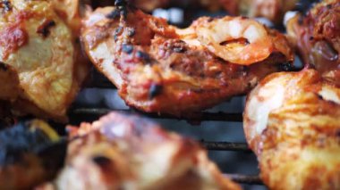 Izgara ızgara tavuk budu yakın çekim. Yakından kızarmış tavuk eti, 4K görüntü.