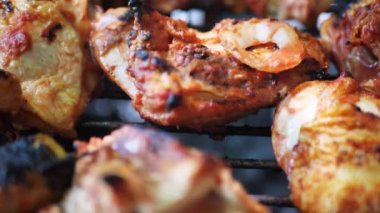 Izgara ızgara tavuk budu yakın çekim. Yakından kızarmış tavuk eti, 4K görüntü.