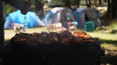 Et ve bira. Tatilde bir adam et pişirir ve bira döker.