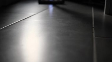 Kesilmiş görüntüler. Mutfakta yerleri süpürüyor, daireyi temizlemeye odaklanıyor. Oda servisi, yaşam tarzı ve yaratıcı insanlar konsepti. Yavaş çekim