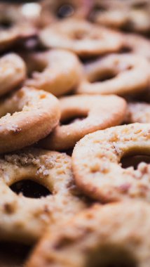 Ev yapımı pekmezli kurabiyelerin tam kare görüntüsü.