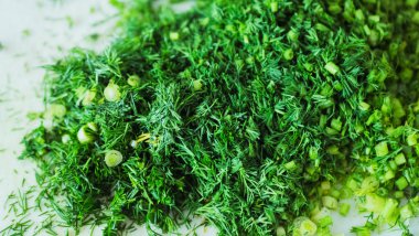 Doğranmış otlar, dereotu. Üst manzara, beyaz stantta.