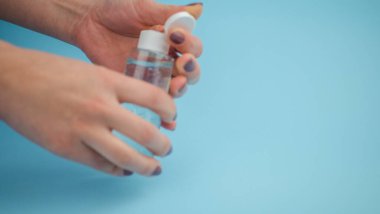 Temizlik için alkol jeli kullanan insan eli plastik şişe. Salgın hastalık bulaşması ya da koronavirüs. Boşluğu kopyala