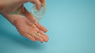 Temizlik için alkol jeli kullanan insan eli plastik şişe. Salgın hastalık bulaşması ya da koronavirüs. Boşluğu kopyala