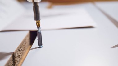 Mobilya parçaları ve mobilyaların kendiliğinden montajı için aletler. Mobilyaları araçlarla birleştirme talimatları.